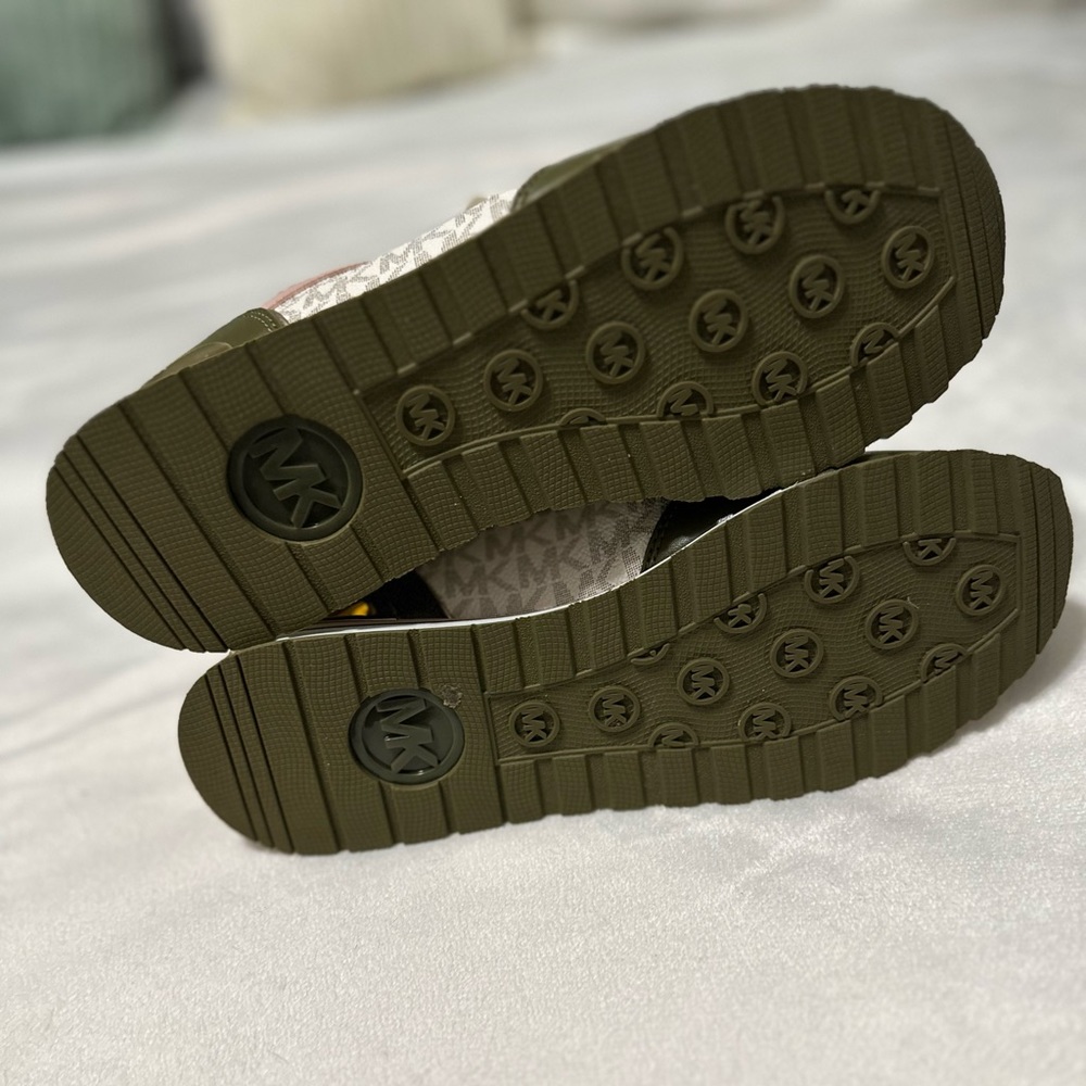 Michael Kors Sneakers. - Picture 3 of 5